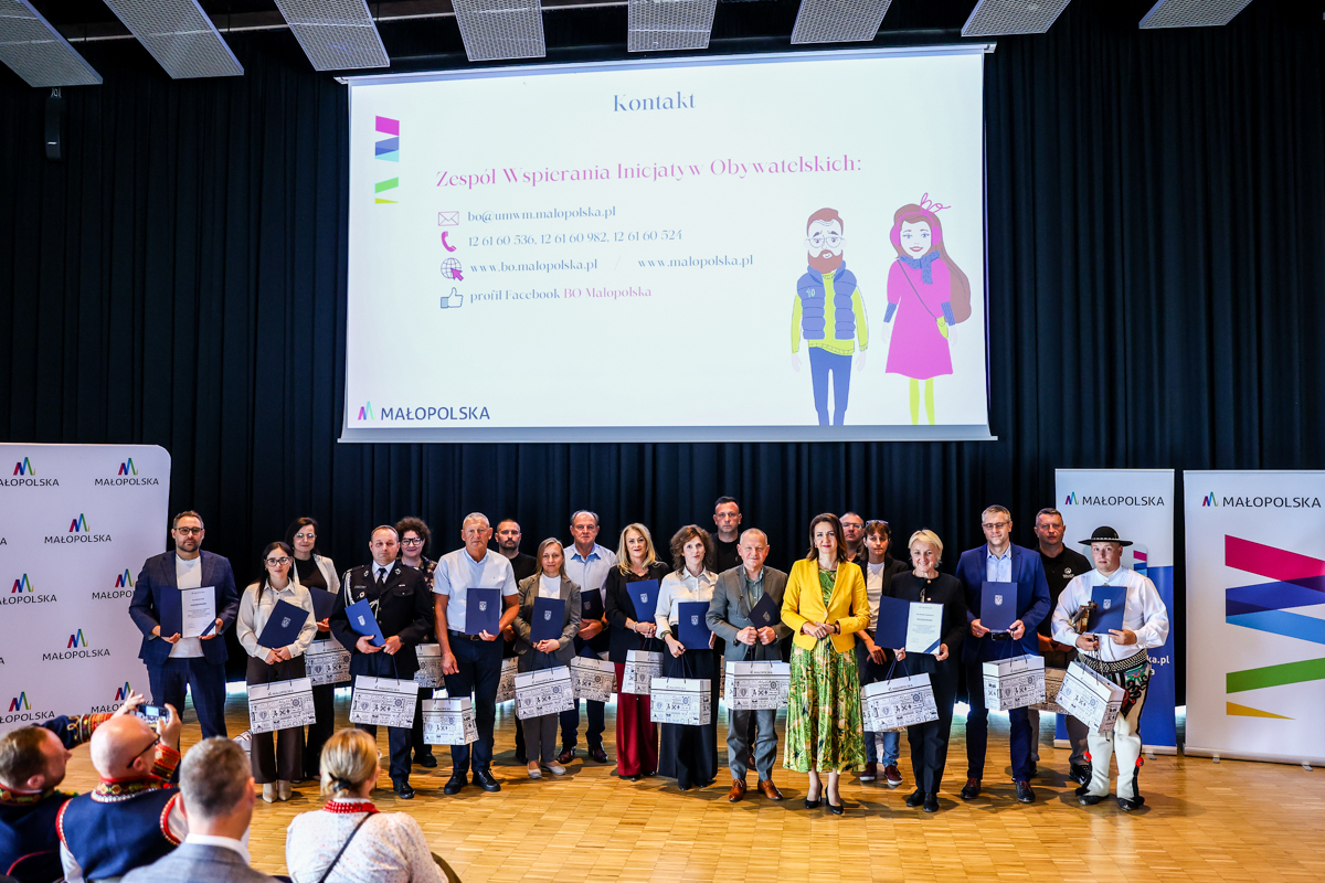 Obraz przedstawiający Panią Marszałek Martę-Malec-Lech wraz z autorami na konferencji prasowej w sprawie wyników 9. edycji Budżetu Obywatelskiego Województwa Małopolskiego